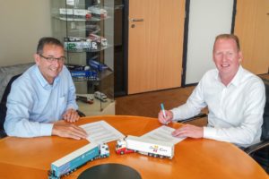 Ondertekening contractverlenging Scheuten Glas-Simon Loos